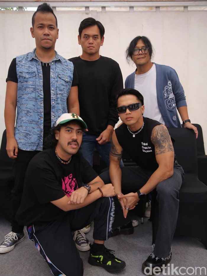 Nidji ditemui di belakang panggung West Java Festival 2024 di GOR Saparua, Bandung, Minggu (25/8/2024).