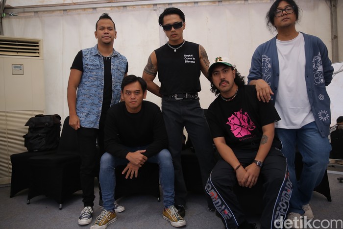Nidji Nidji ditemui di belakang panggung West Java Festival 2024 di GOR Saparua, Bandung, Minggu (25/8/2024).