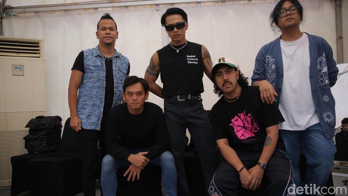 Nidji ditemui di belakang panggung West Java Festival 2024 di GOR Saparua, Bandung, Minggu (25/8/2024).