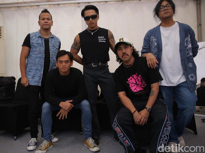 Nidji ditemui di belakang panggung West Java Festival 2024 di GOR Saparua, Bandung, Minggu (25/8/2024).