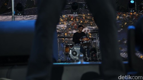 Setelah dibuka melalui penampilan energik oleh band Kuburan, kini giliran Nidji yang menghentak panggung WJF. Yuk lihat penampilannya.