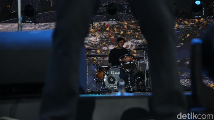 Setelah dibuka melalui penampilan energik oleh band Kuburan, kini giliran Nidji yang menghentak panggung WJF. Yuk lihat penampilannya.