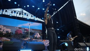 Setelah Laskar Pelangi, giliran Arti Sahabat yang dibawakan Nidji dengan begitu memukau. Hentakan sang drummer Nidji, Adri, lengkap dengan harmoni gitar Rama dan sentuhan sang keyboardis, Randy, menghipnotis penonton untuk ikut bernyanyi bersama.
