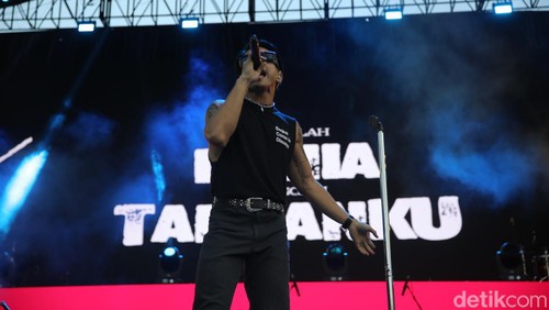 Setelah dibuka melalui penampilan energik oleh band Kuburan, kini giliran Nidji yang menghentak panggung WJF. Yuk lihat penampilannya.