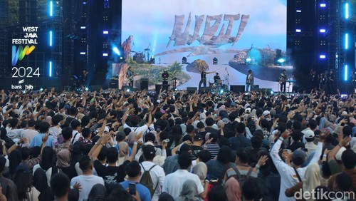 Setelah dibuka melalui penampilan energik oleh band Kuburan, kini giliran Nidji yang menghentak panggung WJF. Yuk lihat penampilannya.