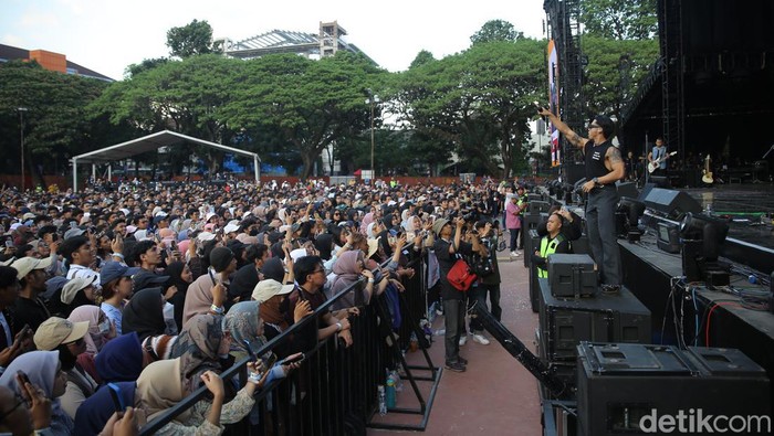 Setelah dibuka melalui penampilan energik oleh band Kuburan, kini giliran Nidji yang menghentak panggung WJF. Yuk lihat penampilannya.