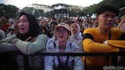 Nidji Ajak Penonton Nostalgia dan Nikmati Sunset Bareng di WJF 2024