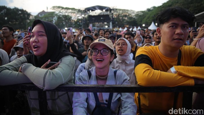 Setelah dibuka melalui penampilan energik oleh band Kuburan, kini giliran Nidji yang menghentak panggung WJF. Yuk lihat penampilannya.
