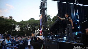 Melihat langit yang berubah menjadi oranye karena matahari tenggelam, Nidji membawa penonton larut dalam penampilannya mellow-nya dengan lagu Rahasia Hati serta Sumpah dan Cinta Matiku.