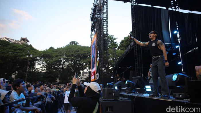 Setelah dibuka melalui penampilan energik oleh band Kuburan, kini giliran Nidji yang menghentak panggung WJF. Yuk lihat penampilannya.