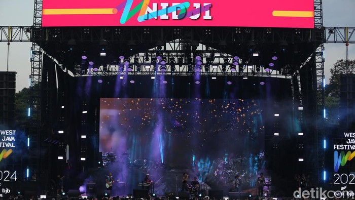 Setelah dibuka melalui penampilan energik oleh band Kuburan, kini giliran Nidji yang menghentak panggung WJF. Yuk lihat penampilannya.