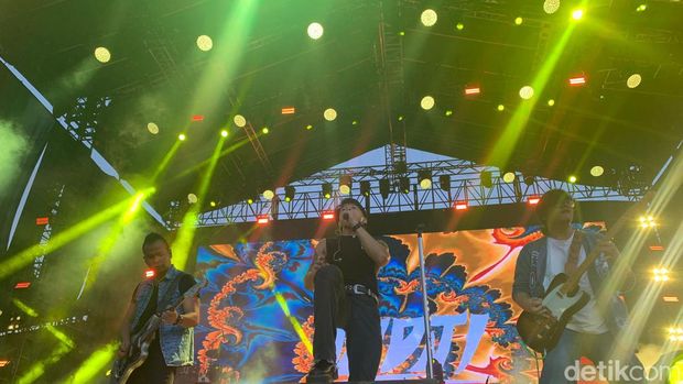 Nidji meriahkan konser West Java Festival di Lapangan Saparua, Kota Bandung, Minggu (25/8/2024).