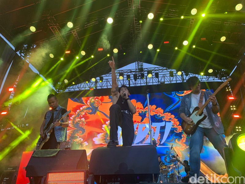 Nidji meriahkan konser West Java Festival di Lapangan Saparua, Kota Bandung, Minggu (25/8/2024).