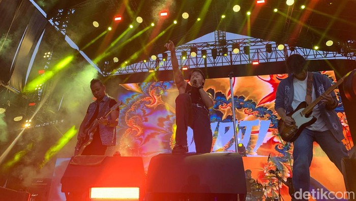 Nidji meriahkan konser West Java Festival di Lapangan Saparua, Kota Bandung, Minggu (25/8/2024).