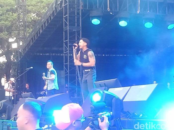 Nidji Nidji tampil di West Java Festival 2024 di GOR Saparua Bandung, Minggu (25/8/2024).