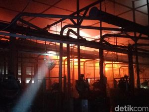 Pabrik Aksesori Pakaian di Balongbendo Sidoarjo Terbakar