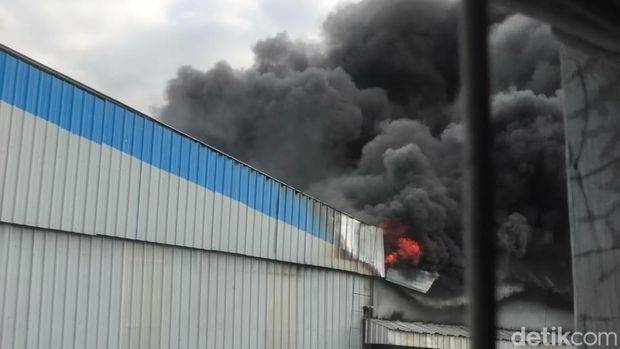 pabrik di Sidoarjo terbakar