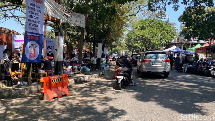 Pantauan arus lalu lintas di sekitar Lapangan Saparua Bandung, Minggu (25/8/2024) siang.