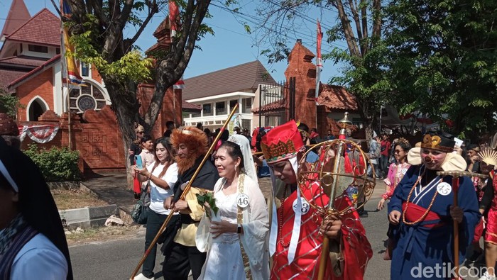 Parade Budaya dalam rangkaian HUT ke-30 Paroki Bunda Maria di Cirebon.