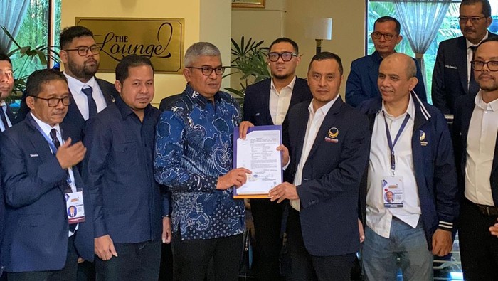 Partai NasDem menyerahkan surat rekomendasi B1 KWK  kepada Bustami Hamzah-Tengku Muhammad Yusuf A Wahab untuk maju di Pilgub Aceh 2024. (dok. Partai NasDem)