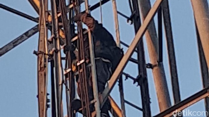 Pelaku saat kepergok memanjat tower BTS di Gaduh, Patalan, Jetis, Bantul, Minggu (25/8/2024).
