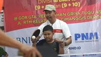Sejumlah petenis meja muda mencoba mengembalikan bola saat pelatihan (coaching clinic) di GOR Griya Tugu Asri, Depok, Jabar, Sabtu (24/8/2024).