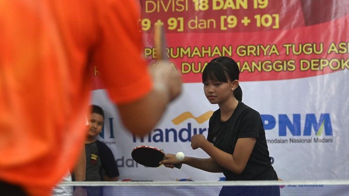 Pelatihan untuk petenis meja muda Sejumlah petenis meja muda mencoba mengembalikan bola saat pelatihan (coaching clinic) di GOR Griya Tugu Asri, Depok, Jabar, Sabtu (24/8/2024). Pelatihan yang diprakarsai oleh Journalist Spin Club (JSC) itu dalam rangka pembinaan, pembibitan dan pencarian bakat atlet tenis meja sejak usia dini. ANTARA FOTO/Prasetyo Utomo/foc.