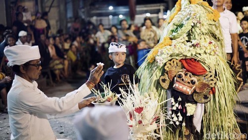 Pementasan Sanghyang Barong saat prosesi Aci Sanghyang Grodog di Desa Adat Lembongan, Kecamatan Nusa Penida, Klungkung, Bali, Minggu (25/8/2024). (Dok. Made Wiarta)