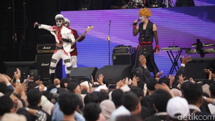 Penampilan Band Kuburan di Konser West Java Festival 2024 di Lapangan Saparua, Kota Bandung, Minggu (25/8/2024).