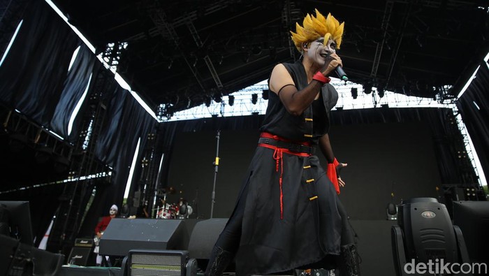 Kuburan Band menyihir penonton konser West Java Festival (WJF) 2024. Aksi band asal Bandung ini mampu menghentak panggung megah WJF di Lapangan Saparua, Kota Bandung, Minggu (25/8/2024).
