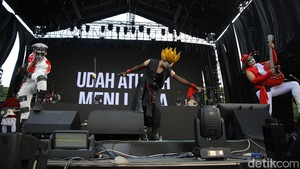 Selain membawakan lagu sendiri, Kuburan juga menyanyikan beberapa lagu nasional seperti Halo-halo Bandung dan Hari Merdeka 17 Agustus Tahun 45. Lagu itu dinyanyikan untuk menyemarakkan HUT ke-79 RI beberapa waktu lalu.