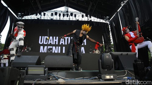Kuburan Band menyihir penonton konser West Java Festival (WJF) 2024. Aksi band asal Bandung ini mampu menghentak panggung megah WJF di Lapangan Saparua, Kota Bandung, Minggu (25/8/2024).