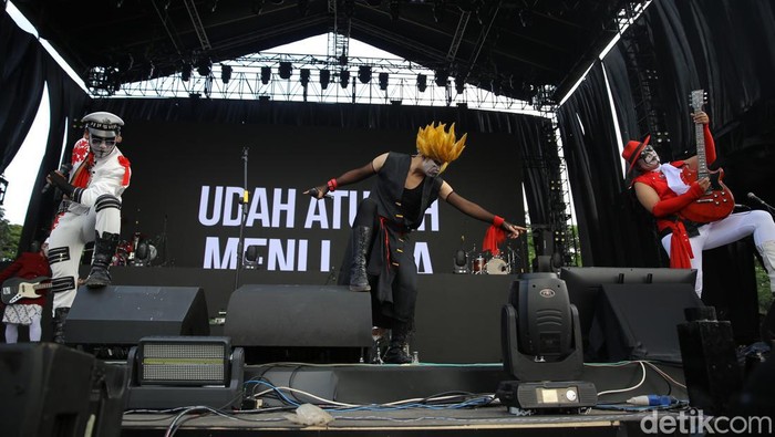 Kuburan Band menyihir penonton konser West Java Festival (WJF) 2024. Aksi band asal Bandung ini mampu menghentak panggung megah WJF di Lapangan Saparua, Kota Bandung, Minggu (25/8/2024).