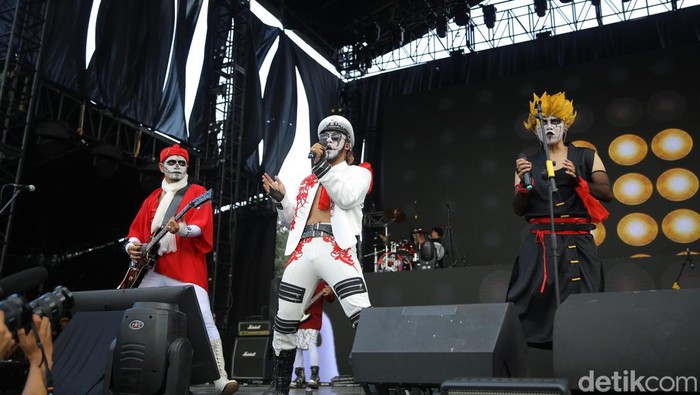 Kuburan Band menyihir penonton konser West Java Festival (WJF) 2024. Aksi band asal Bandung ini mampu menghentak panggung megah WJF di Lapangan Saparua, Kota Bandung, Minggu (25/8/2024).