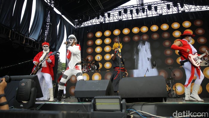 Kuburan Band menyihir penonton konser West Java Festival (WJF) 2024. Aksi band asal Bandung ini mampu menghentak panggung megah WJF di Lapangan Saparua, Kota Bandung, Minggu (25/8/2024).