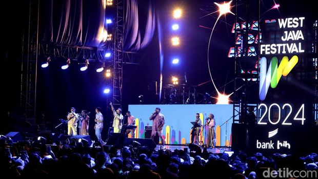 Penampilan Project Pop di konser West Java Festival 2024, Lapangan Saparua, Kota Bandung, Minggu (25/8/2024).