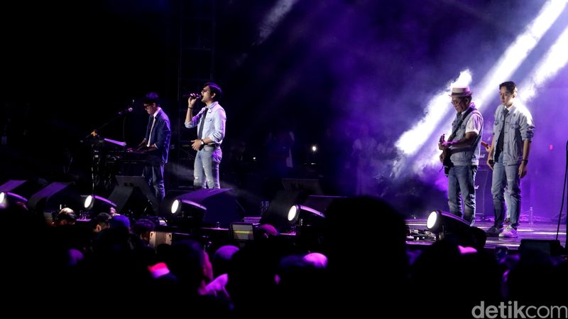 Penampilan Yovie & Nuno di konser West Java Festival 2024, Lapangan Saparua, Kota Bandung, Minggu (25/8/2024).