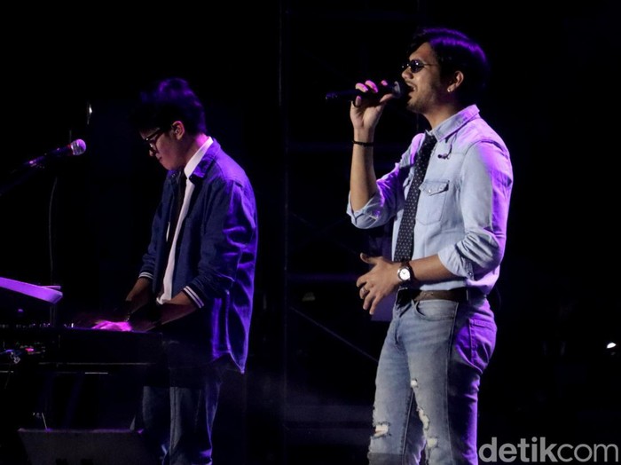 Penampilan Yovie & Nuno di konser West Java Festival 2024, Lapangan Saparua, Kota Bandung, Minggu (25/8/2024).