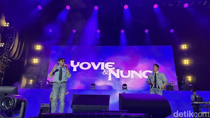 Penampilan Yovie & Nuno di konser West Java Festival 2024, Lapangan Saparua, Kota Bandung, Minggu (25/8/2024).