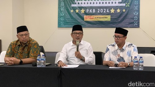 Pengurus Fungsional DPP PKB yang akan menggelar Muktamar PKB tandingan saat konferensi pers di Nusa Dua, Kuta Selatan, Badung, Bali, Sabtu (24/8/2024). (Foto: Rizki Setyo Samudero/detikBali)