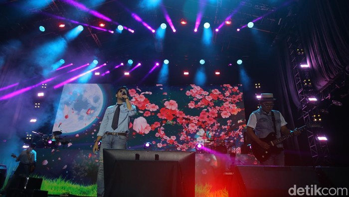 Yovie and Nuno sukses membius penonton West Java Festival (WJF) 2024. Yovie and Nuno membawa sejumlah lagu bertemakan cinta.