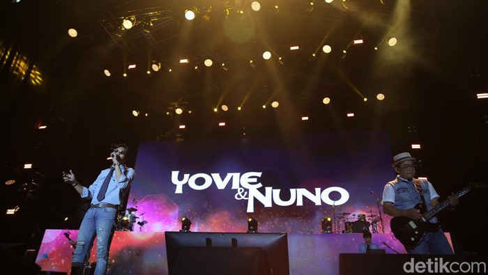Yovie and Nuno sukses membius penonton West Java Festival (WJF) 2024. Yovie and Nuno membawa sejumlah lagu bertemakan cinta.