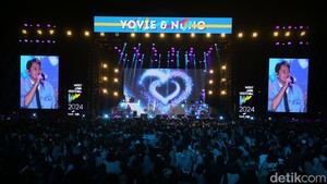 Membawakan sejumlah lagu bertemakan cinta, penampilan band yang kini digawangi duet vokalis Adhyra Yudie dan Chico Andreas ini berhasil membuat pengunjung bergalau ria.