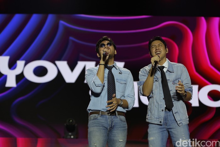 Penonton Dibikin Galau Yovie and Nuno di WJF 2024 Yovie and Nuno sukses membius penonton West Java Festival (WJF) 2024. Yovie and Nuno membawa sejumlah lagu bertemakan cinta.