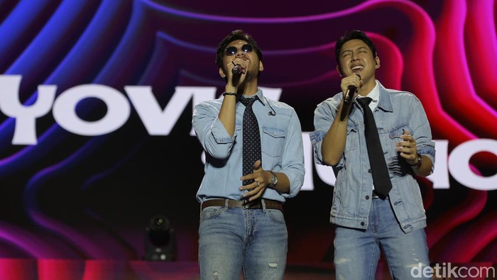 Yovie and Nuno sukses membius penonton West Java Festival (WJF) 2024. Yovie and Nuno membawa sejumlah lagu bertemakan cinta.