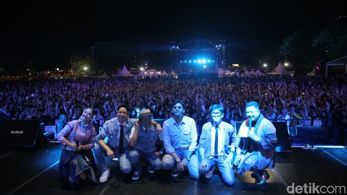 Yovie and Nuno sukses membius penonton West Java Festival (WJF) 2024. Yovie and Nuno membawa sejumlah lagu bertemakan cinta.
