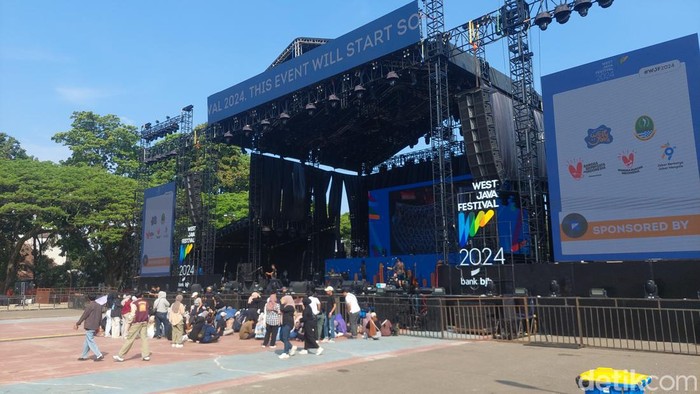 Penonton WJF 2024 Panas-panasan Demi Menunggu Band Kesayangannya