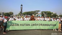 Mereka juga membentangkan spanduk yang bertuliskan ‘Jaga Hutan Jaga Orangutan’. 