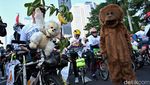Peringati Hari Orang Utan, Para Pesepeda Bawa Boneka Saat Gowes di Sudirman
