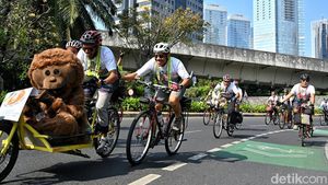 Peringati Hari Orang Utan, Para Pesepeda Bawa Boneka Saat Gowes di Sudirman